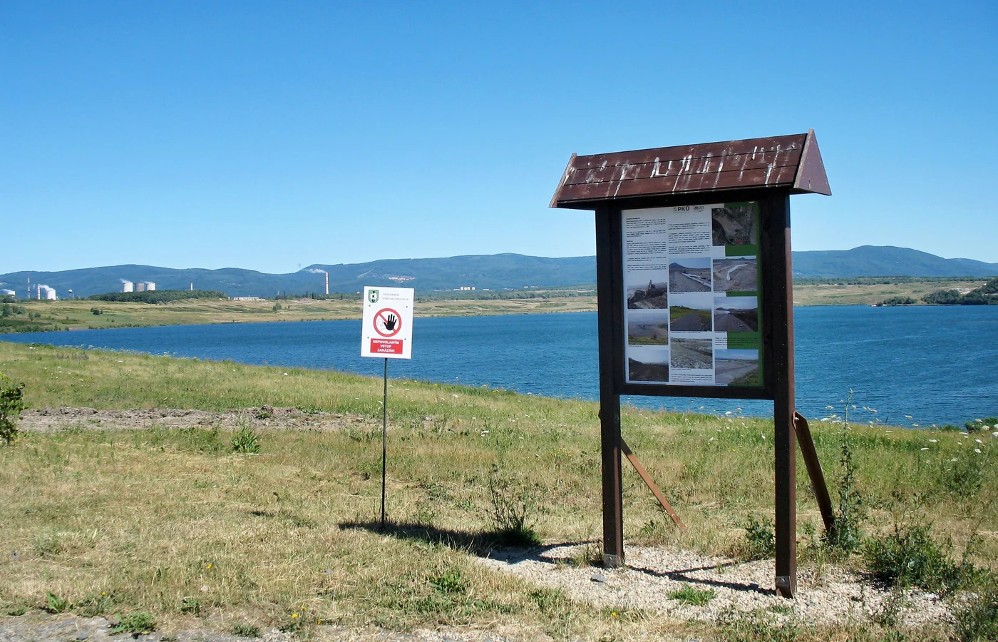 Jezero Most s informační tabulí naučné stezky